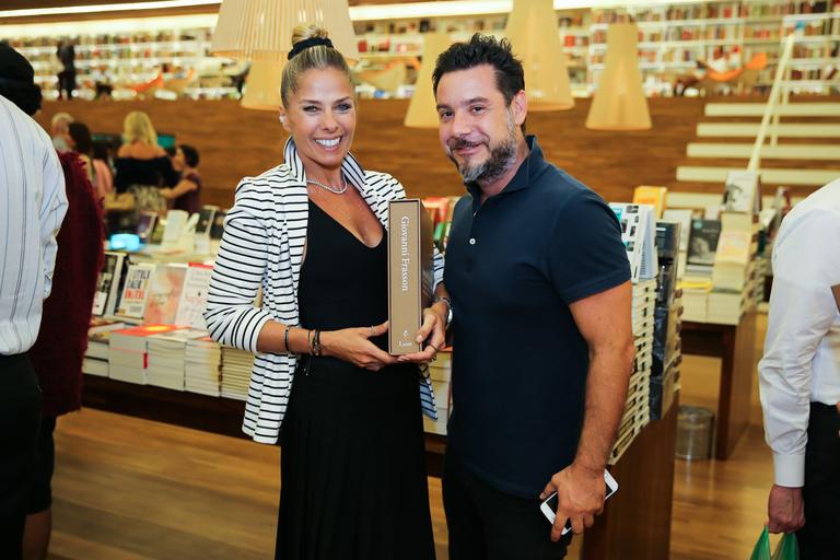 Adriane Galisteu e o marido, Alexandre Iódice, no lançamento do livro de Giovanni Frasson