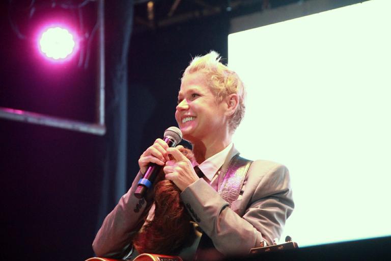 Xuxa aparece disfarçada em show de Luan Santana 