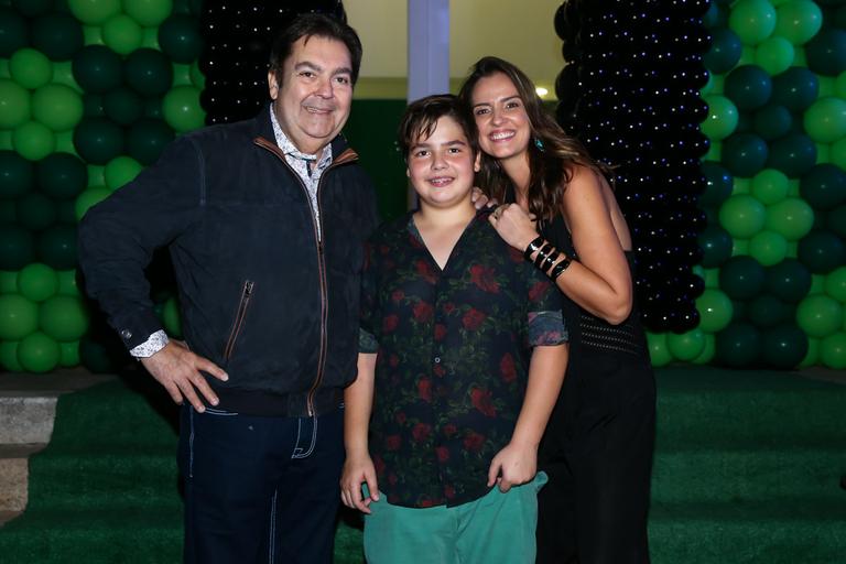 Faustão com o filho João Guilherme e a mulher, Luciana