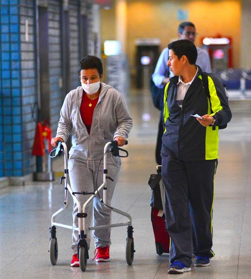 Claudia Rodrigues surge com andador em aeroporto no Rio