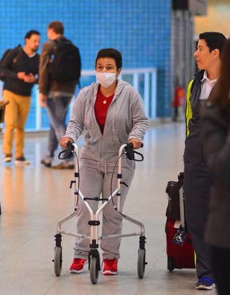 Claudia Rodrigues surge com andador em aeroporto no Rio