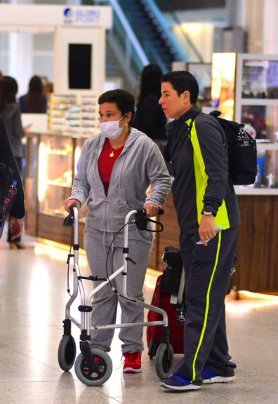 Claudia Rodrigues surge com andador em aeroporto no Rio