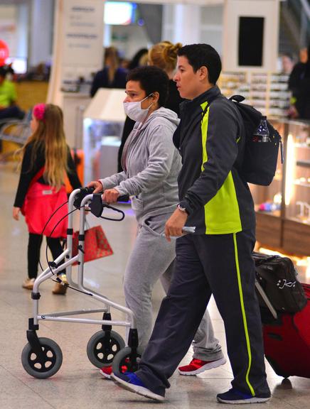 Claudia Rodrigues surge com andador em aeroporto no Rio