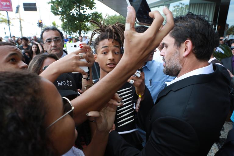 Jaden Smith recebe os fãs no Rio de Janeiro