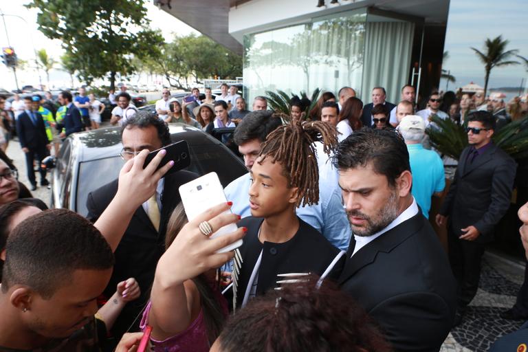 Jaden Smith recebe os fãs no Rio de Janeiro