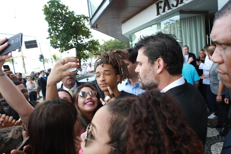 Jaden Smith recebe os fãs no Rio de Janeiro