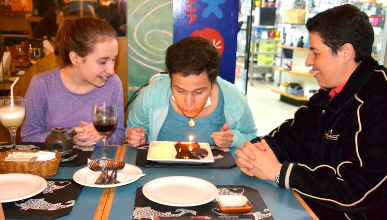 Claudia Rodrigues comemora 45 anos com a filha, Isa, e a empresária em restaurante no Rio