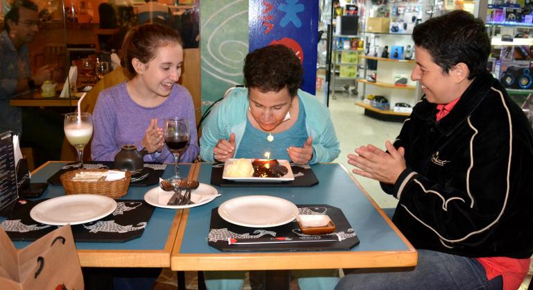 Claudia Rodrigues comemora 45 anos com a filha, Isa, e a empresária em restaurante no Rio