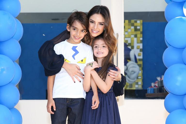 Carol Celico com os dois filhos, Luca e Isabella