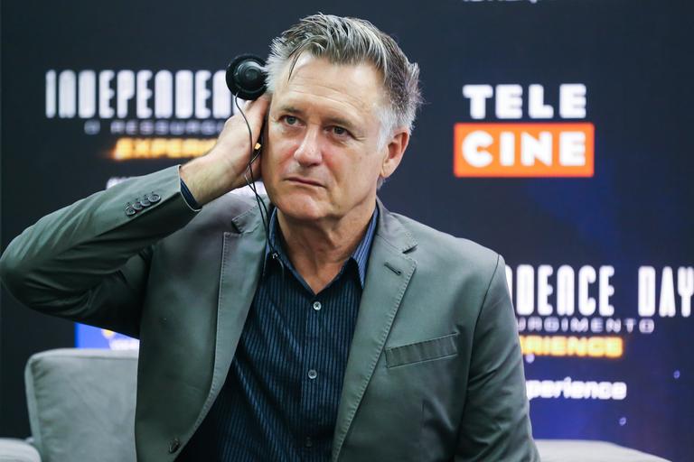 Em São Paulo, Bill Pullman leva o filho em coletiva