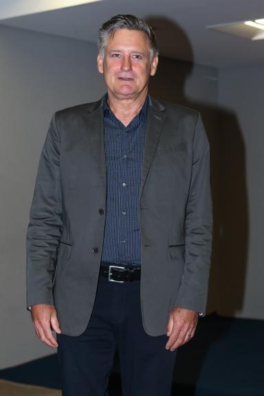 Em São Paulo, Bill Pullman leva o filho em coletiva