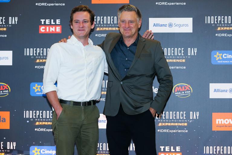 Em São Paulo, Bill Pullman leva o filho em coletiva