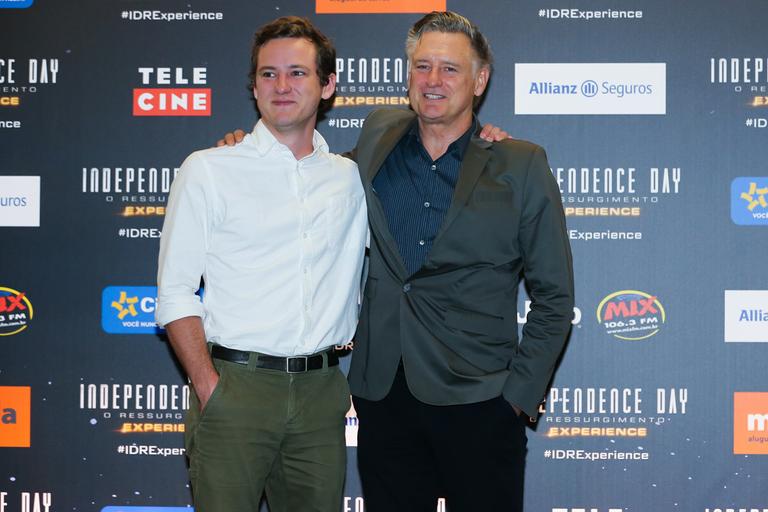 Em São Paulo, Bill Pullman leva o filho em coletiva