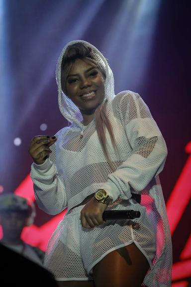 Com roupa transparente, Ludmilla faz show em SP