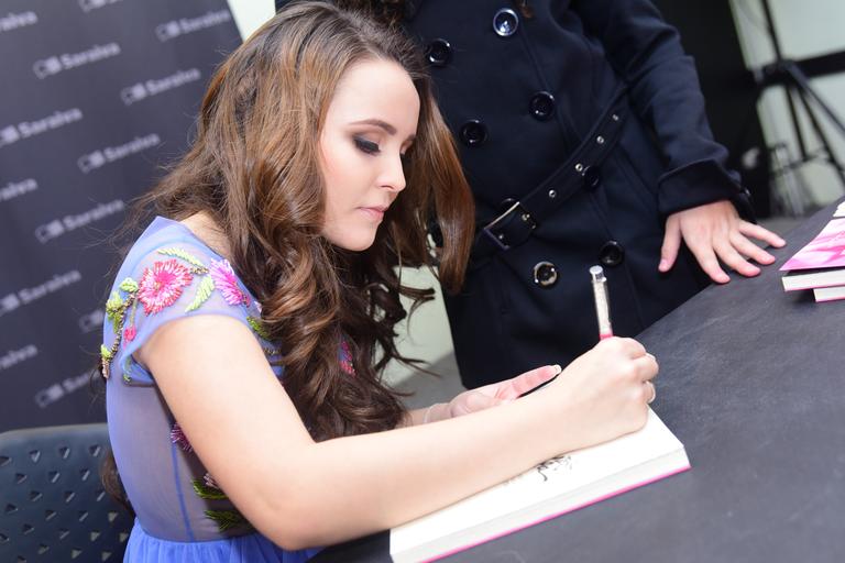 Larissa Manoela reúne fãs em lançamento de livro