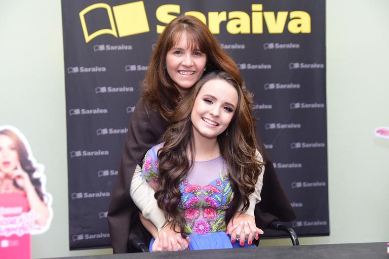 Larissa Manoela reúne fãs em lançamento de livro