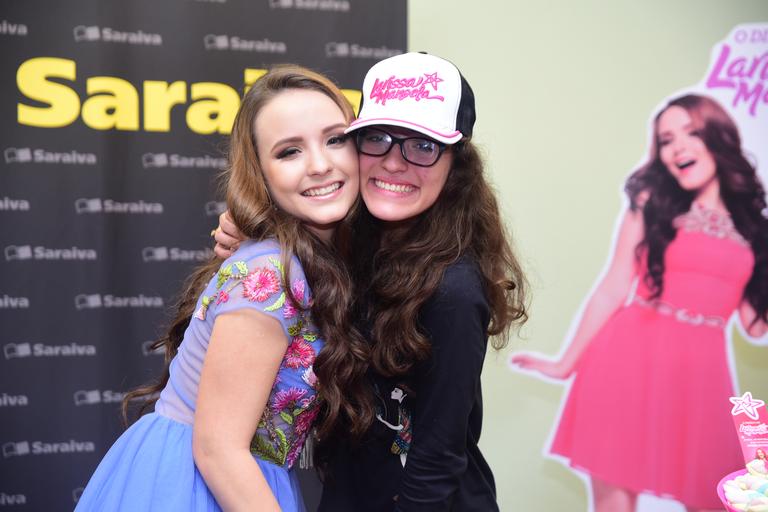 Larissa Manoela reúne fãs em lançamento de livro