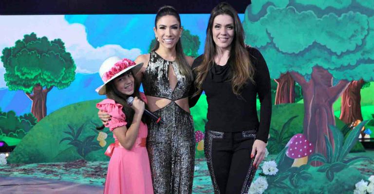 Simony divide o palco com a filha, Pyetra, durante o Máquina da Fama no SBT