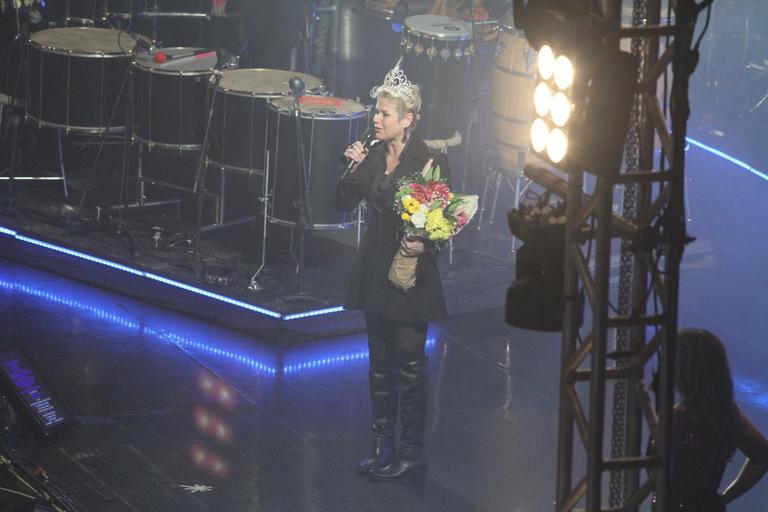 Xuxa ganha coroa ao ser homenageada por Ivete Sangalo