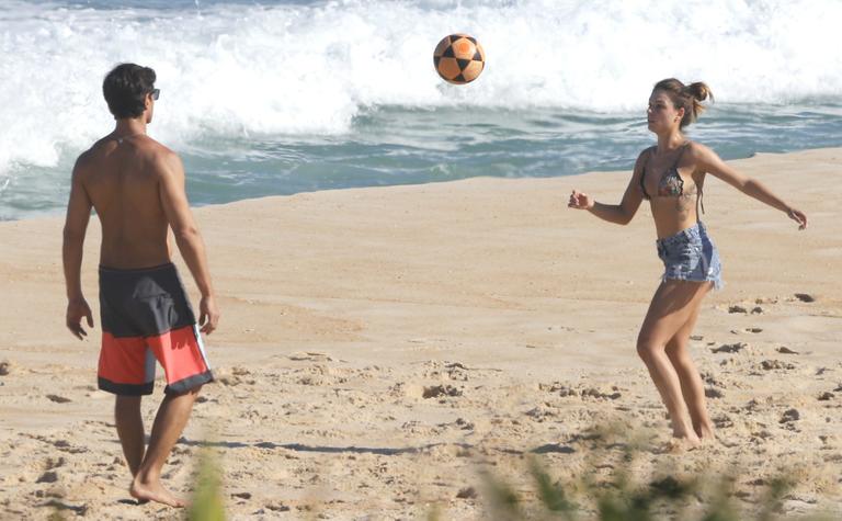 Isis Valverde curte dia na praia com o namorado, André Resende