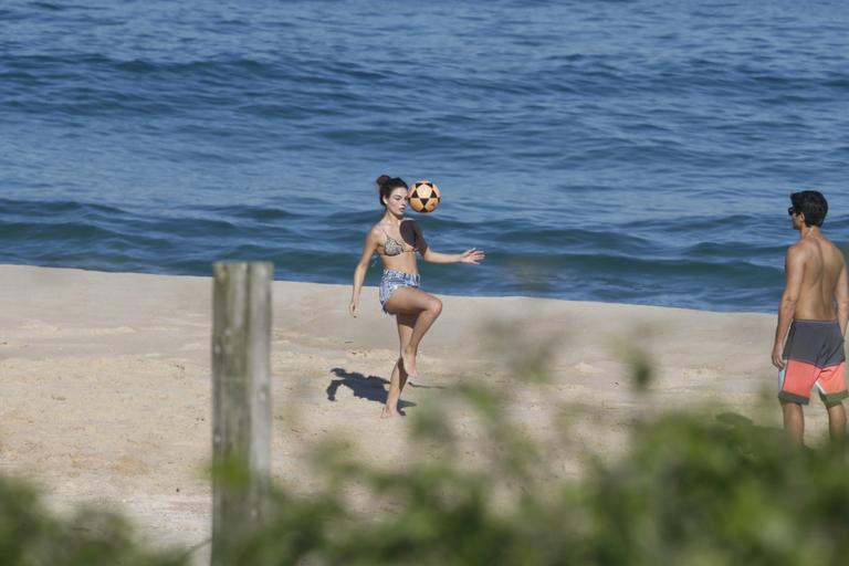 Isis Valverde curte dia na praia com o namorado, André Resende