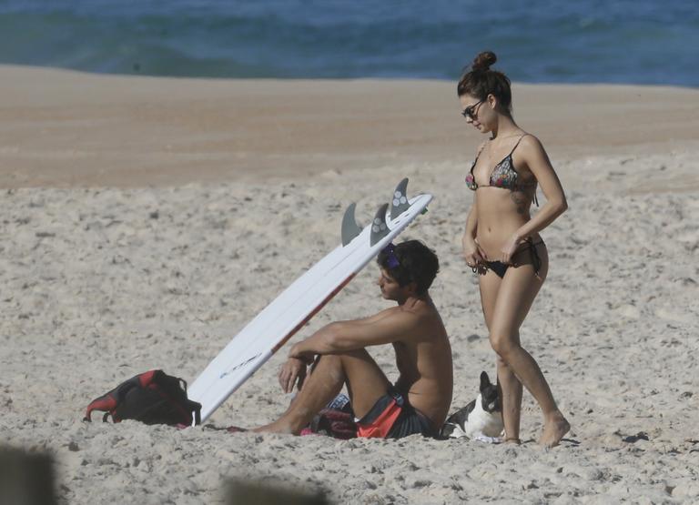 Isis Valverde curte dia na praia com o namorado, André Resende