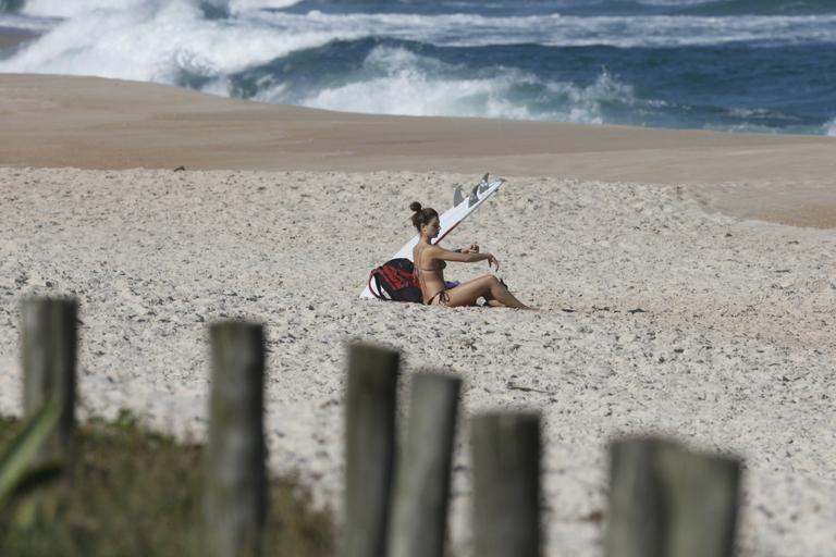 Isis Valverde curte dia na praia com o namorado, André Resende