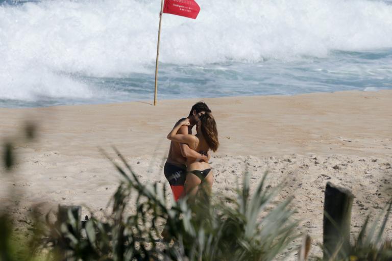 Isis Valverde curte dia na praia com o namorado, André Resende