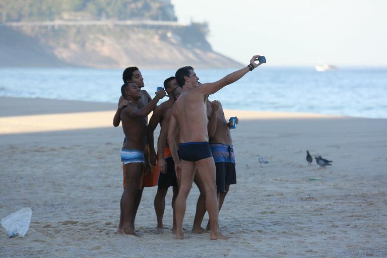 Márcio Garcia curte a tarde em praia no Rio de Janeiro