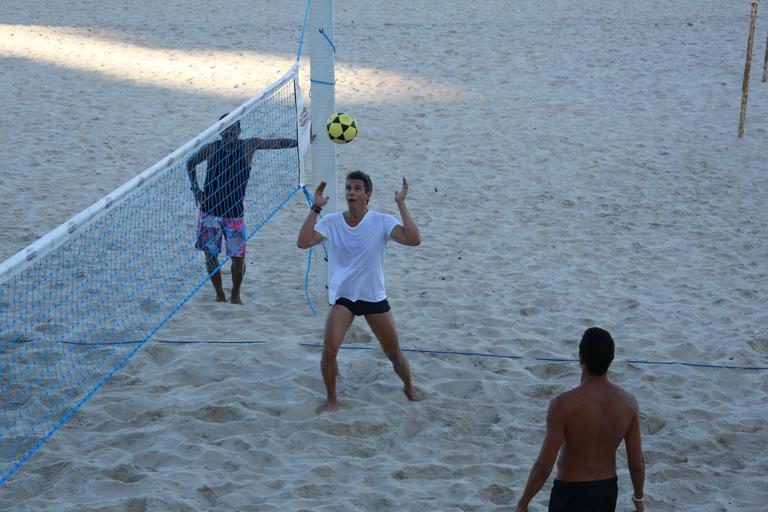 Márcio Garcia curte a tarde em praia no Rio de Janeiro