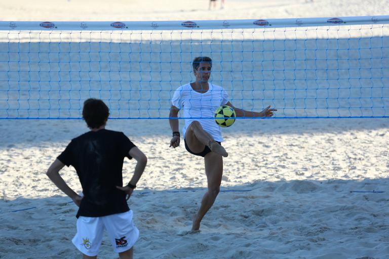 Márcio Garcia curte a tarde em praia no Rio de Janeiro