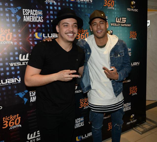 Neymar curte show de Wesley Safadão em São Paulo