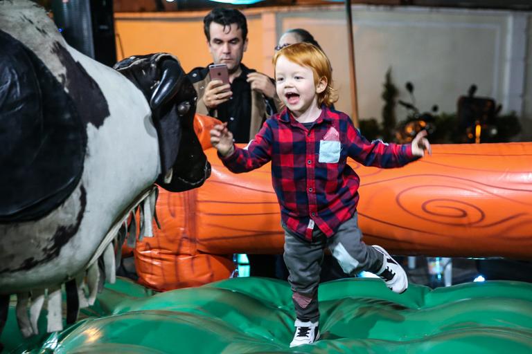 Carol Trentini posa com o pequeno Bento em festa