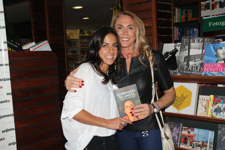 Carol Barcellos recebe amigos em lançamento de seu livro