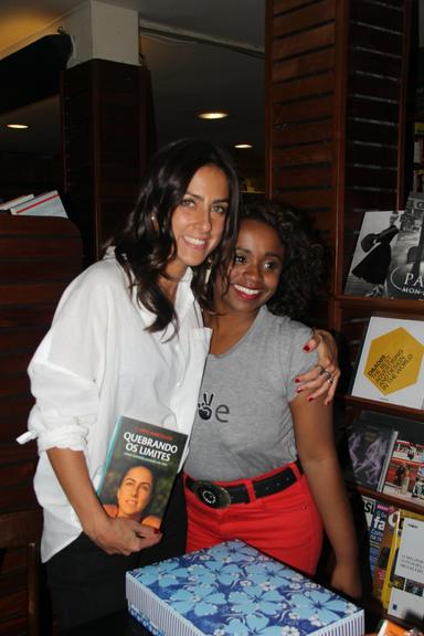 Carol Barcellos recebe amigos em lançamento de seu livro