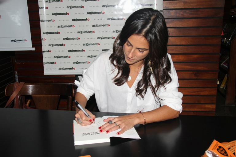 Carol Barcellos recebe amigos em lançamento de seu livro