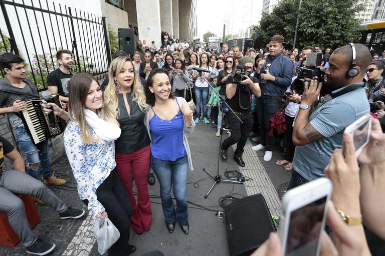 Maria Cecília e Rodolfo lançam música com show na Av. Paulista