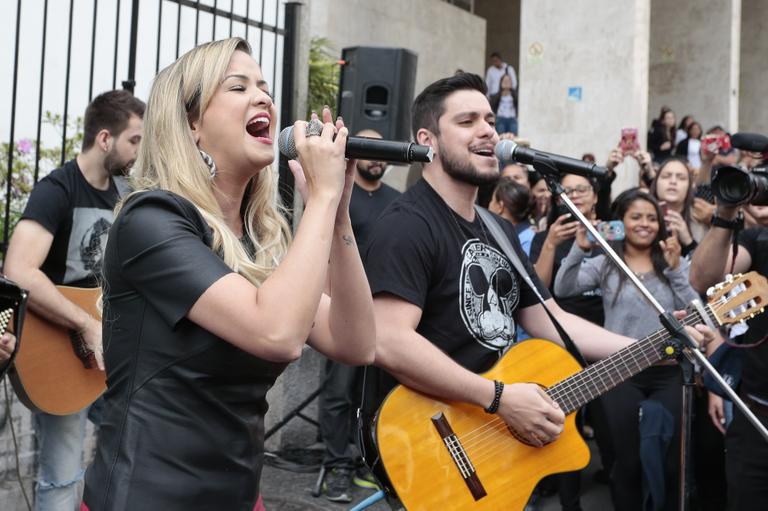 Maria Cecília e Rodolfo lançam música com show na Av. Paulista