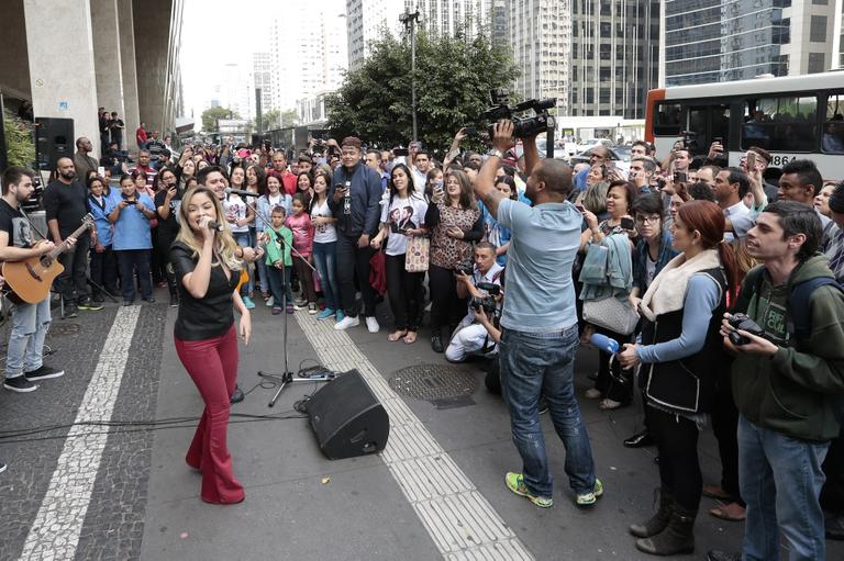 Maria Cecília e Rodolfo lançam música com show na Av. Paulista