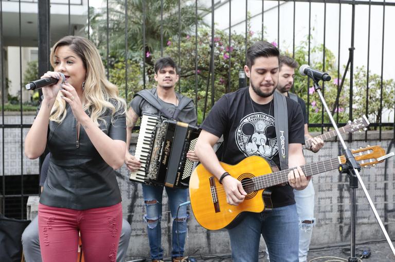 Maria Cecília e Rodolfo lançam música com show na Av. Paulista