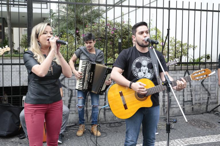 Maria Cecília e Rodolfo lançam música com show na Av. Paulista