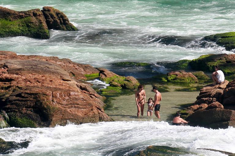 Cauã Reymond curte praia com Mariana Goldfarb e Sophia