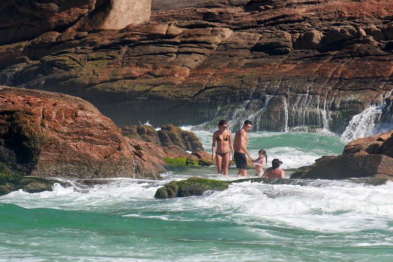 Cauã Reymond curte praia com Mariana Goldfarb e Sophia