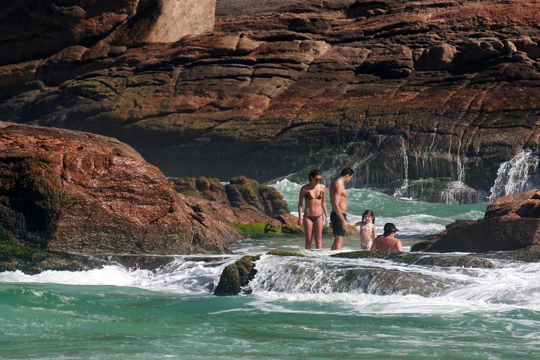 Cauã Reymond curte praia com Mariana Goldfarb e Sophia