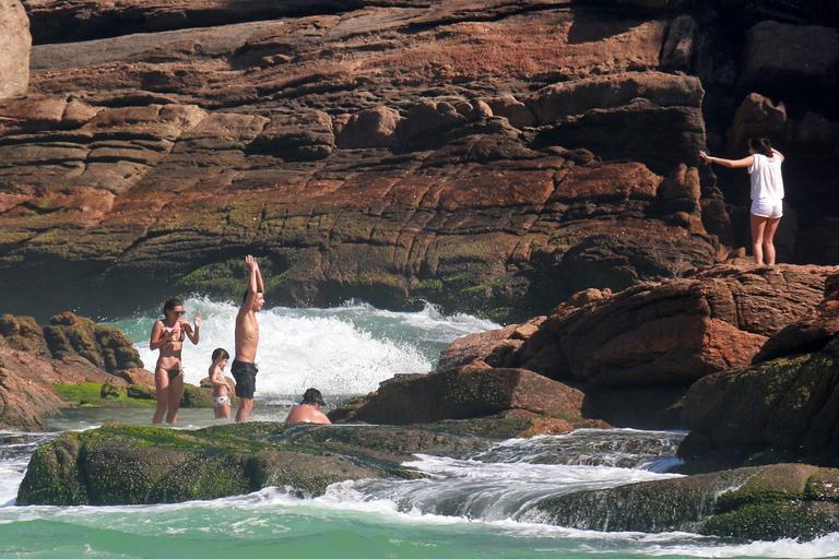 Cauã Reymond curte praia com Mariana Goldfarb e Sophia