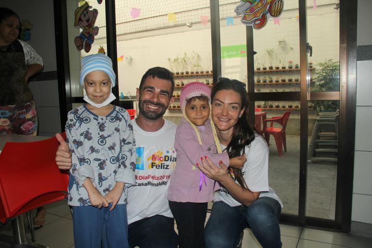 Laura Keller e Jorge Souza visitam crianças na Casa Ronald