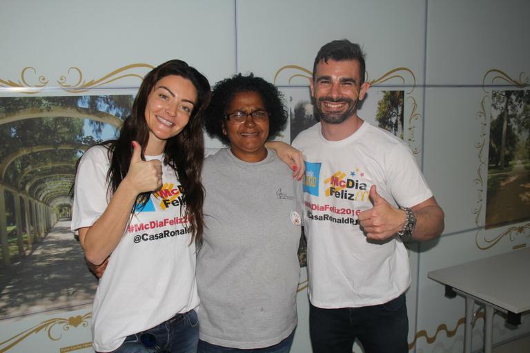 Laura Keller e Jorge Souza visitam crianças na Casa Ronald