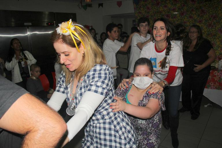 Lisandra Souto, Yasmin Souto, Caio Manhente e Cauet Campos marcam presença na festa julina da Casa Ronald