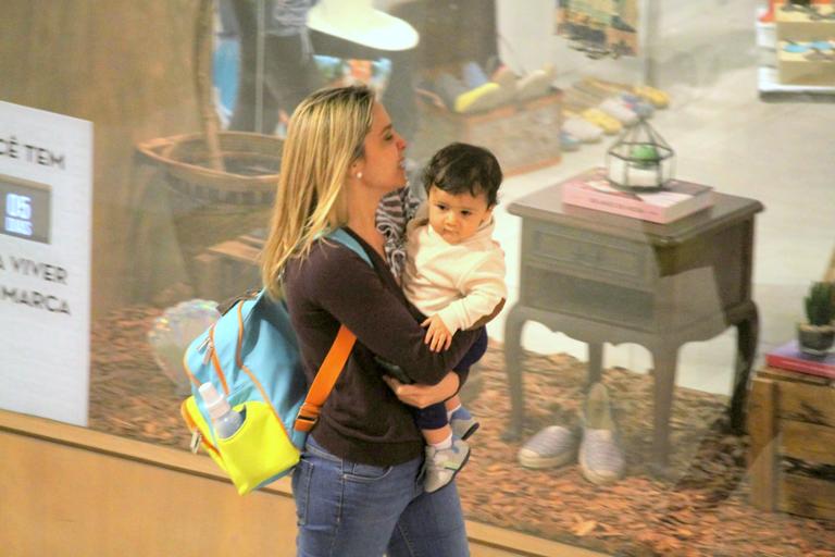 Fernanda Gentil curte passeio com o filho em shopping no Rio de Janeiro