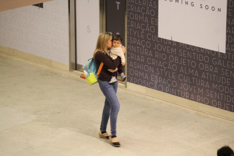 Fernanda Gentil curte passeio com o filho em shopping no Rio de Janeiro